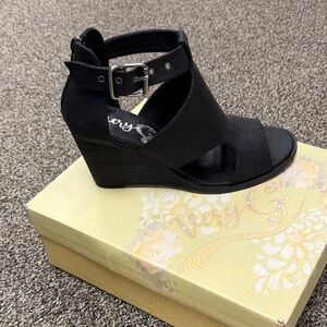 Very G Black Open-Toe Wedges
